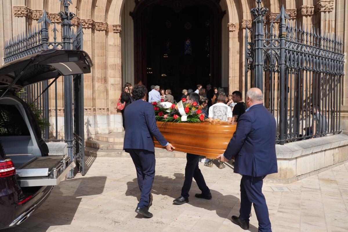 El féretro de Salvador Bellés, a su entrada en la concatedral.