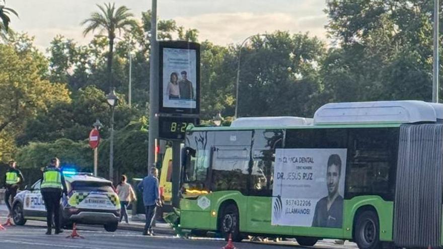Chocan un coche y un autobús de Aucorsa en Vallellano