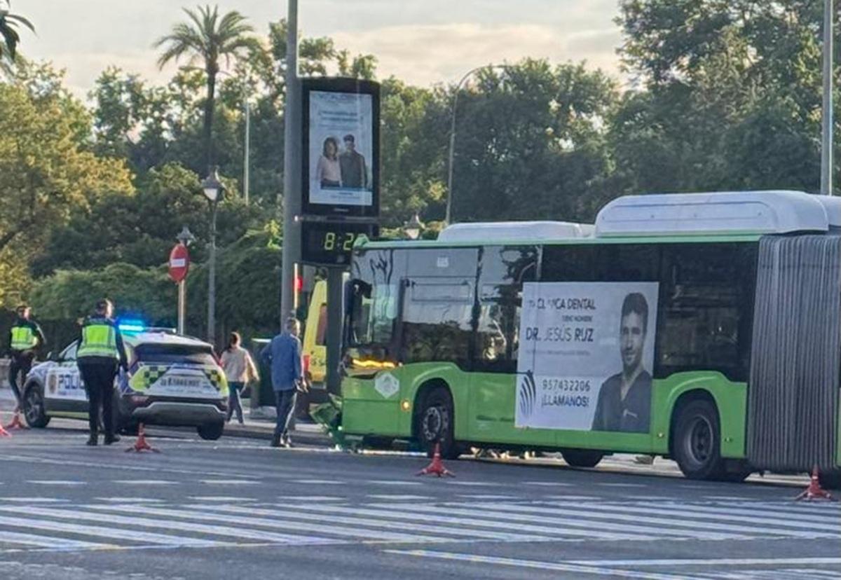 El autobús de Aucorsa implicado en el accidente este jueves.