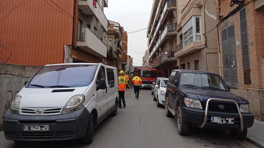 Bombers de la Generalitat en les tasques d'extinció d'un incendi en un bloc de pisos del carrer Sant Maurici de Manresa