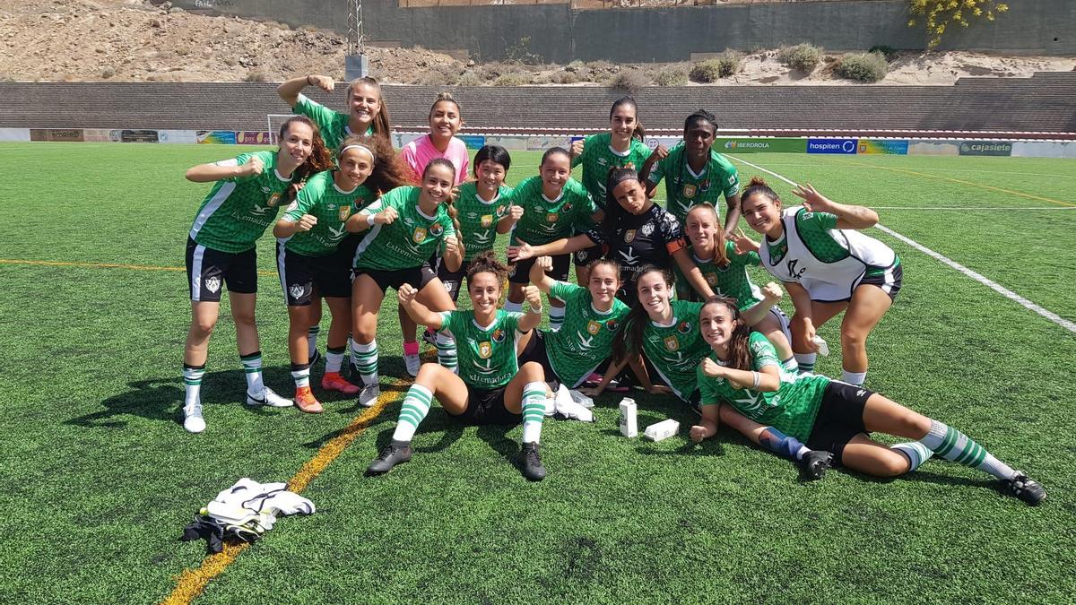 Las jugadoras del Cacereño Femenino, celebrando el triunfo.