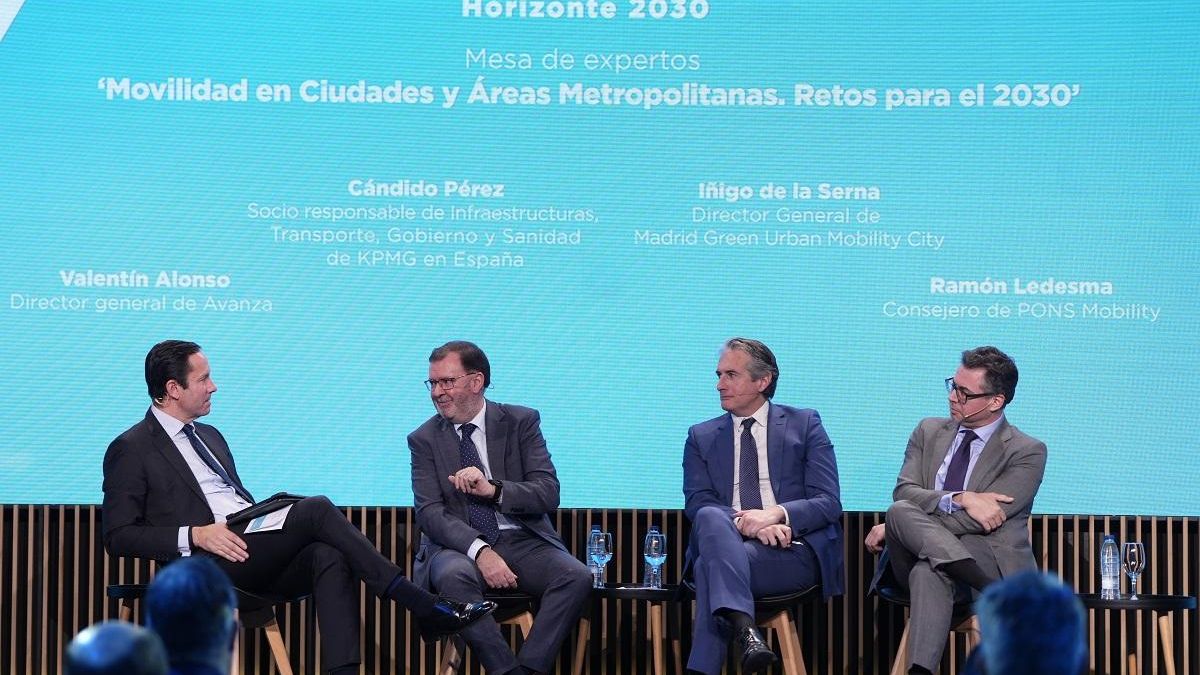 De izquierda a derecha, el moderador de la mesa, Valentín Alonso, director general de Avanza; Cándido Pérez, socio de KPMG de Transporte e Infraestructuras; Íñigo de la Serna, director general de Madrid Green Urban Mobility City; y Ramón Ledesma, consejero de Pons Mobility.