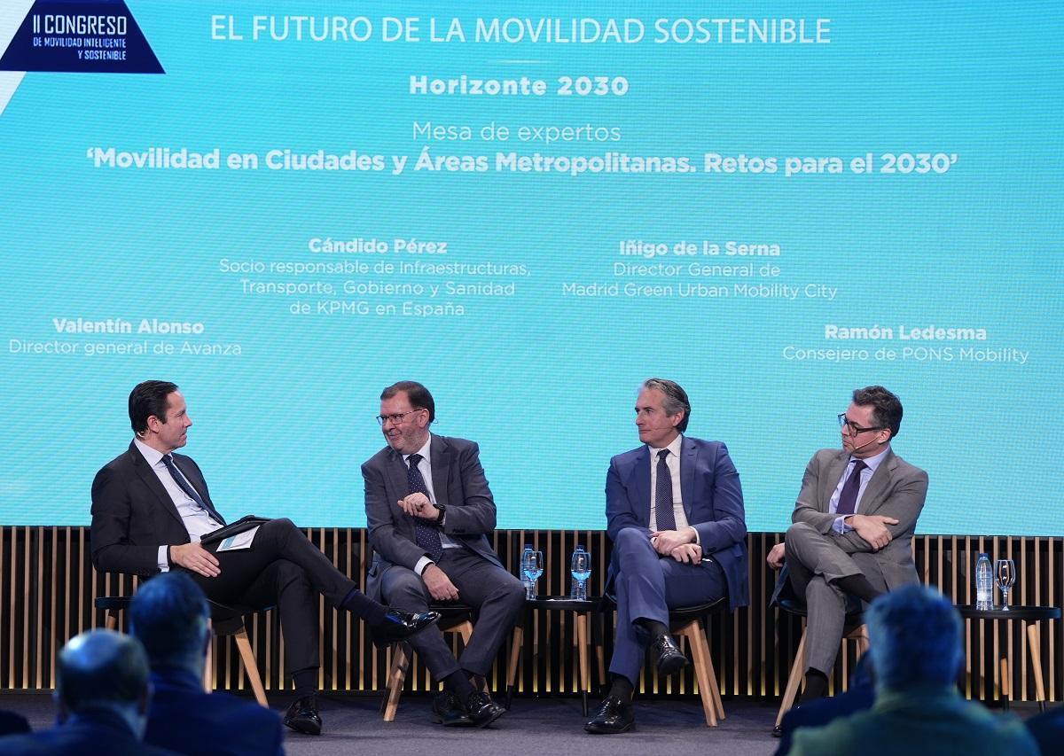 De izquierda a derecha, el moderador de la mesa, Valentín Alonso, director general de Avanza; Cándido Pérez, socio de KPMG de Transporte e Infraestructuras; Íñigo de la Serna, director general de Madrid Green Urban Mobility City; y Ramón Ledesma, consejero de Pons Mobility.