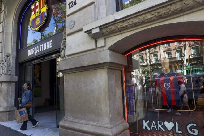 La camiseta del Barça para el clásico ante el Madrid ya se vende en las tiendas oficiales del club.