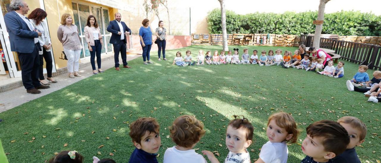 El conseller de Educación (izquierda) en su última visita a una ‘escoleta’ de Eivissa.