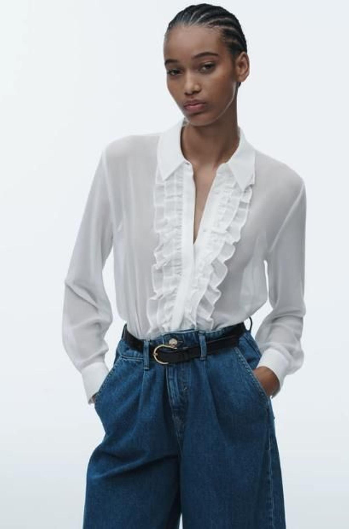 Novedades Zara Zara intenta recuperar la camisa con chorreras y