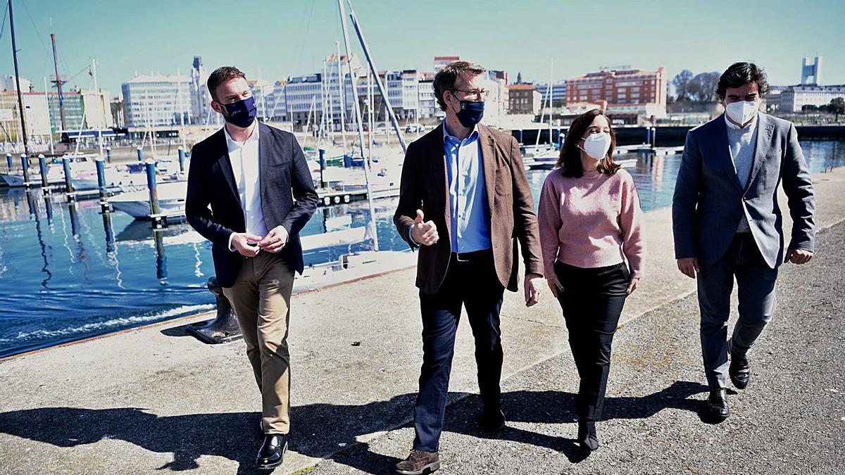 El delegado de la Xunta, Gonzalo Trenor, el presidente  del Ejecutivo gallego, Alberto Núñez Feijóo; la alcaldesa, Inés Rey; y el presidente de la Autoridad Portuaria, Martín Fernández Prado, ayer, durante su paseo por el muelle de Trasatlánticos. |   // CARLOS PARDELLAS