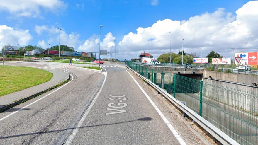 Excarcelan a un conductor tras volcar su coche al salirse de la vía en Vigo