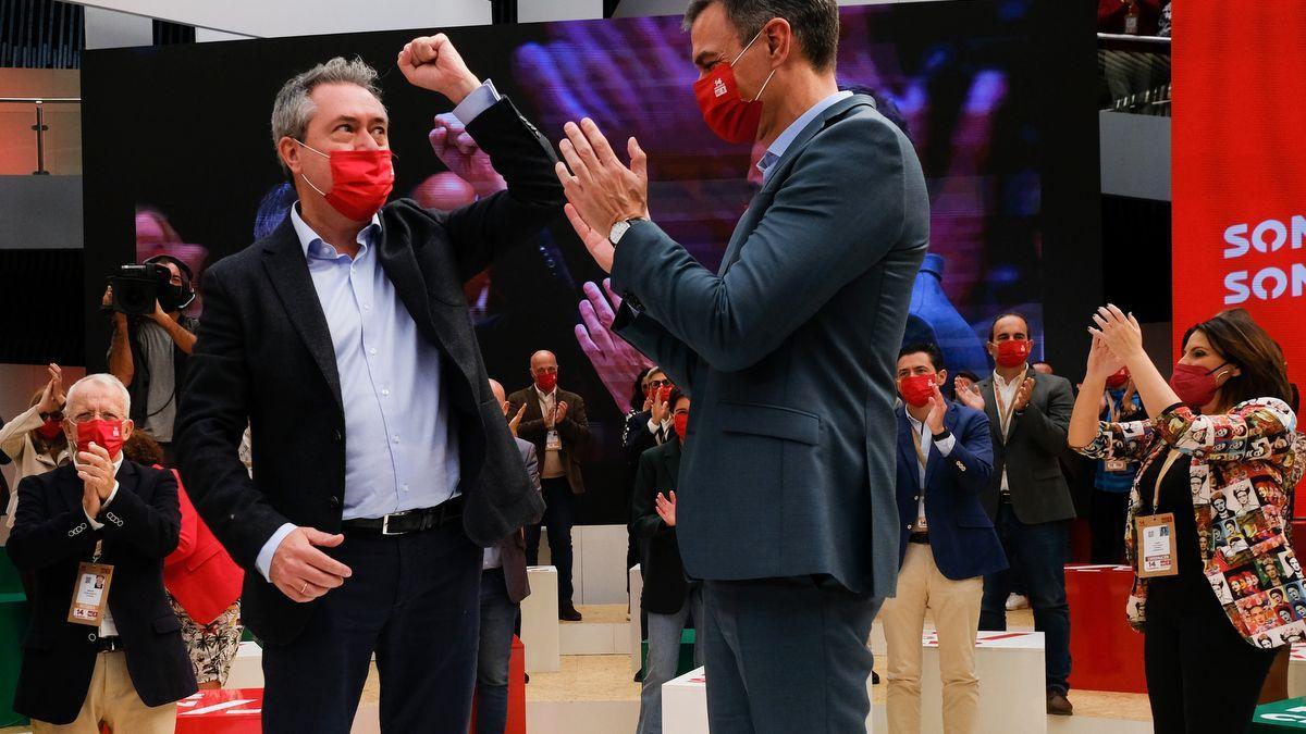 Pedro Sánchez aplaude mientras Juan Espadas es aclamado en el congreso de Torremolinos que abrió una nueva etapa en el PSOE de Andalucía.