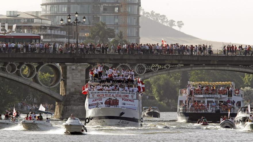 Los jugadores del Sevilla en el Guadalquivir. / EFE