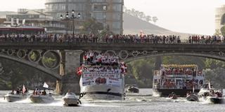 El Sevilla celebra el títulos en las calles y en el Guadalquivir