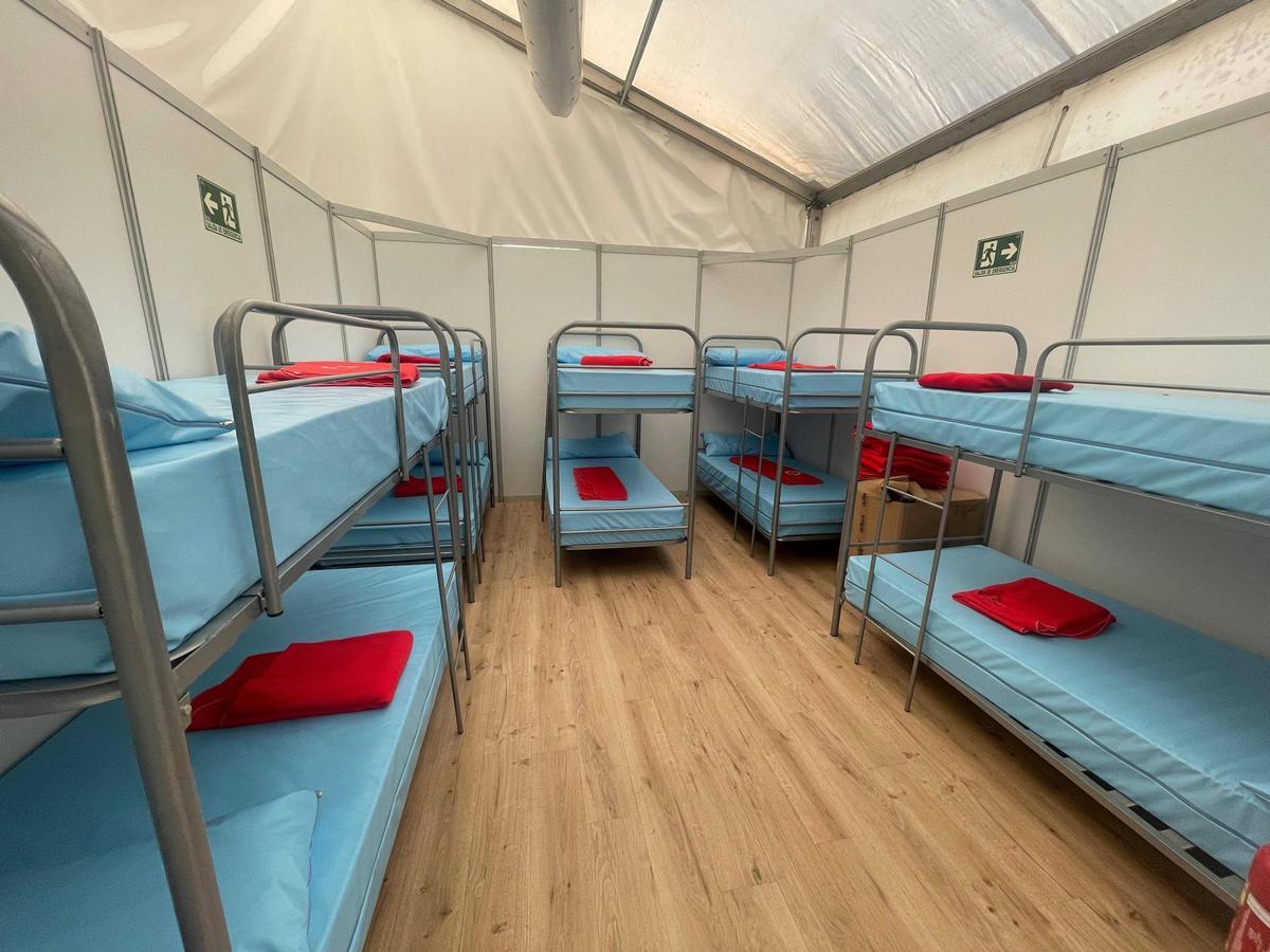 Interior de la carpa situada en el puerto de la Savina, en Formentera