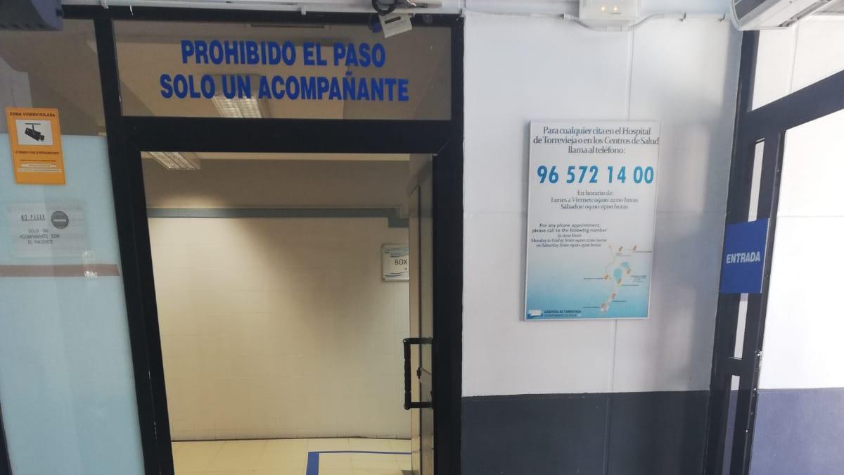 Imagen del vestíbulo de acceso al centro de salud de La Loma en Torrevieja con los nuevos itinerarios y la puerta de Urgencias.