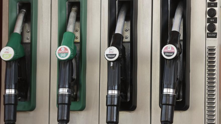 Surtidores de carburantes en uan gasolinera.