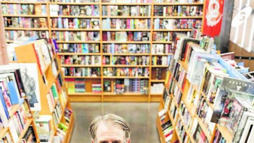 Kim Stanley 
Robinson, durante 
una visita a una
 librería de 
Barcelona.