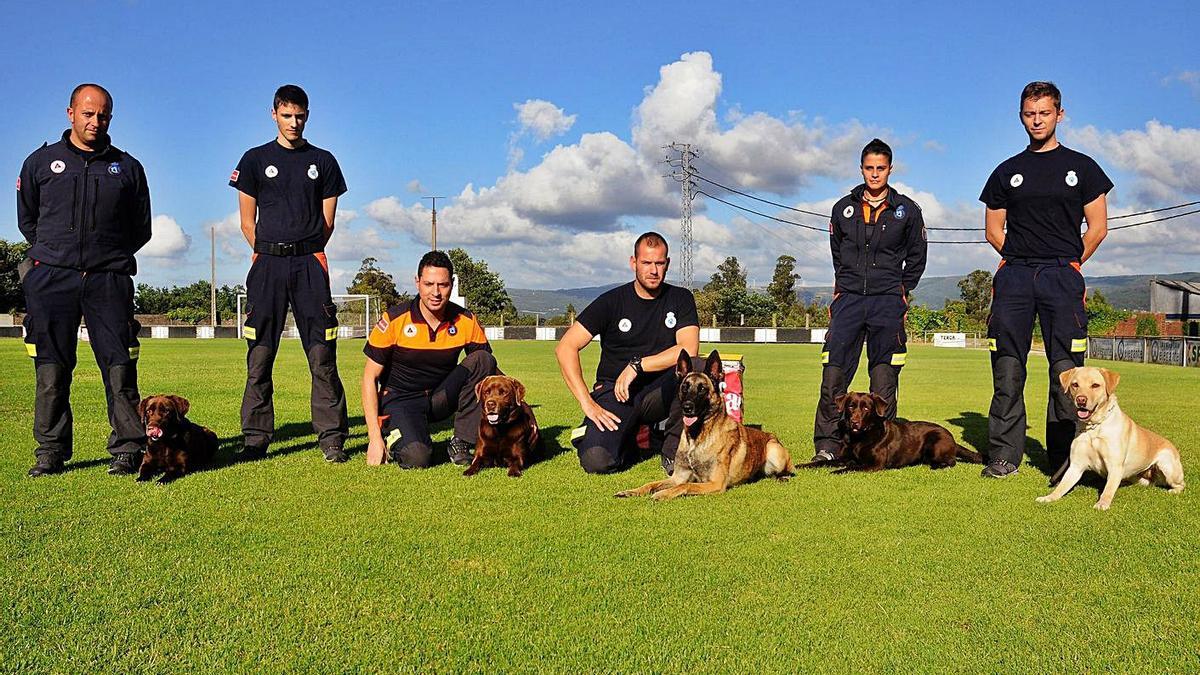 Algunos de los integrantes del desaparecido Grupo de Cans de Rescate (GCR) de A Estrada.