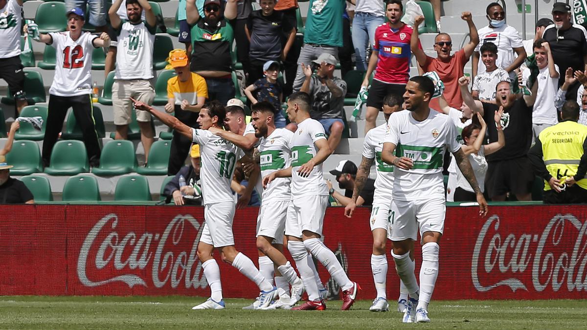 Los jugadores del Elche celebran ante Osasuna.