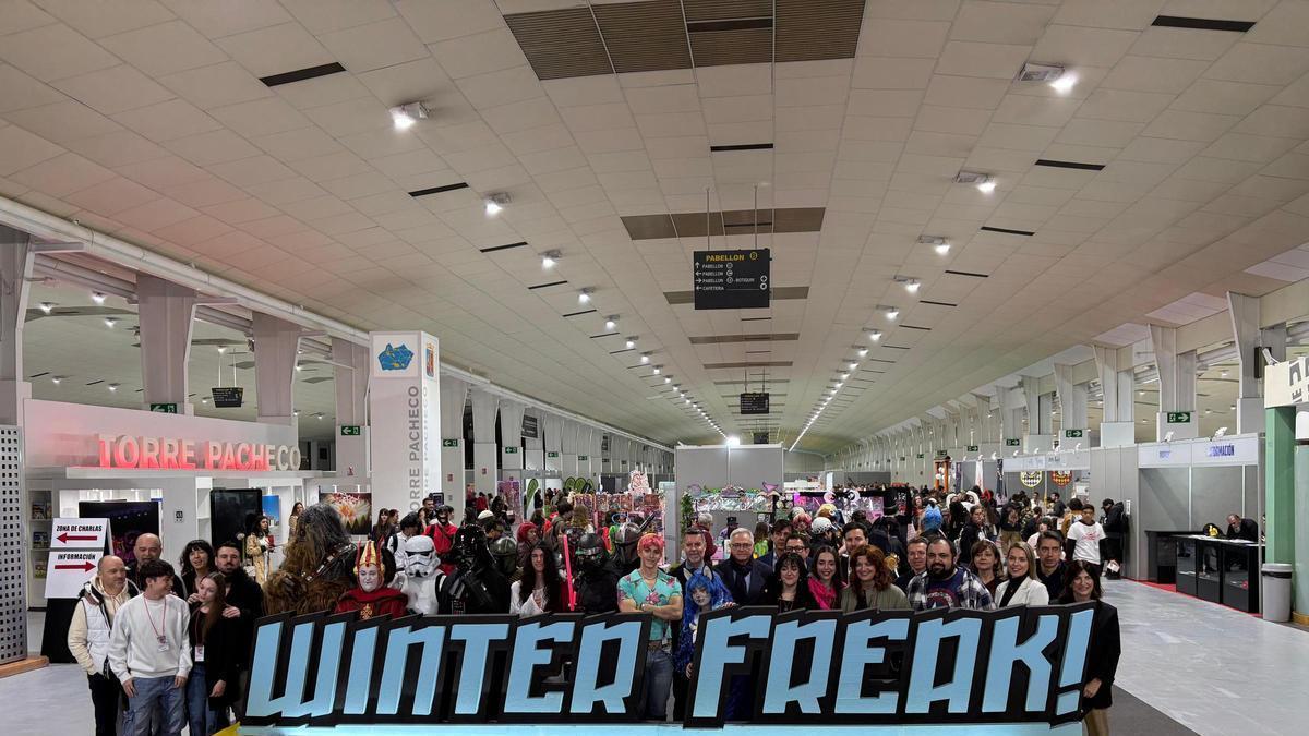 Un grupo de cosplayers se colcan junto al cartel del Winter Freak en Torre Pacheco.