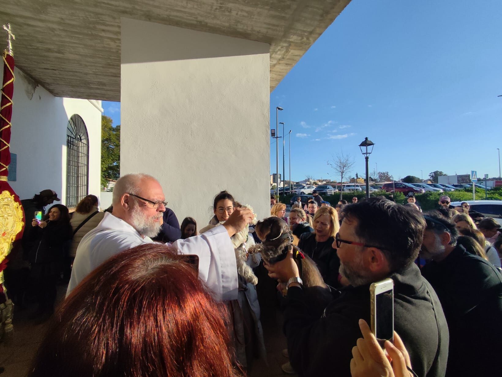 Con motivo de esta festividad, hasta la parroquia de San Antonio de Abad en Churriana se malagueños con sus perros, gatos, loros y hasta hámsteres para ser bendecidos por el párroco Antonio Domínguez