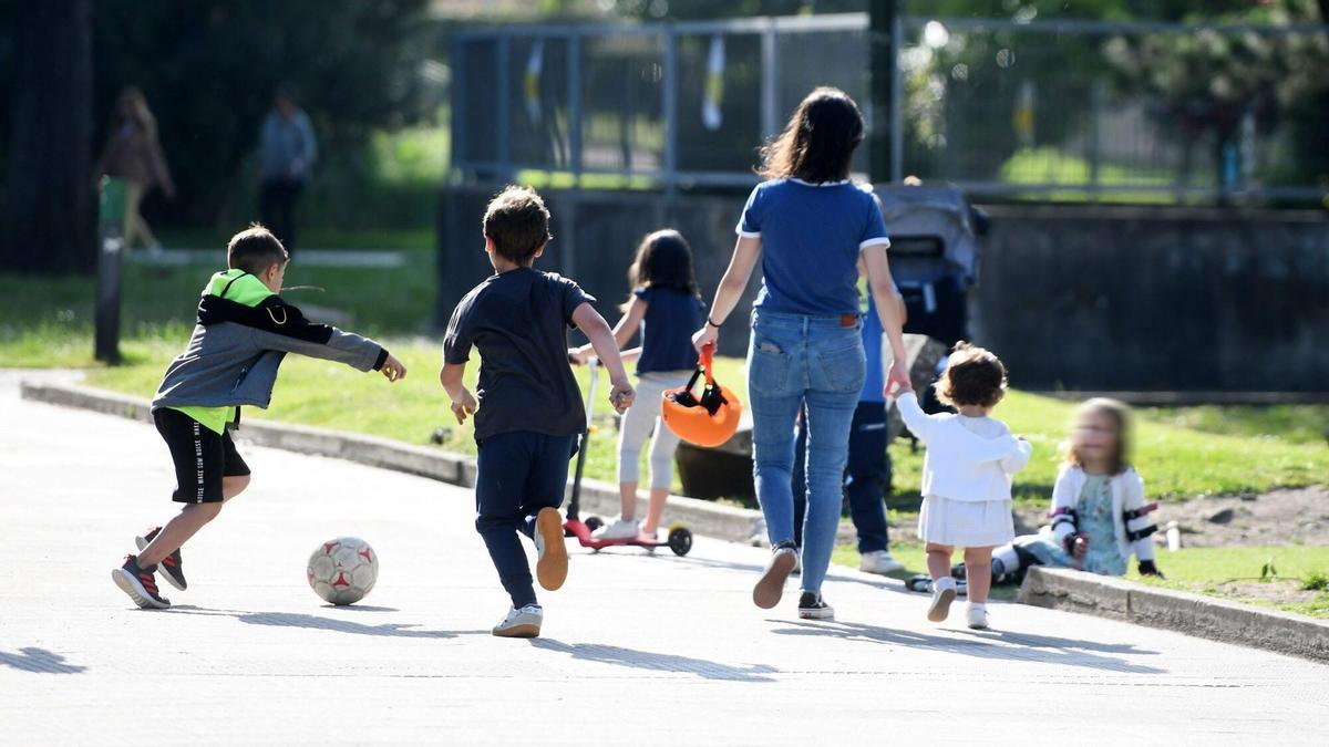 Madre con sus hijos en un parque, en una imagen de archivo.