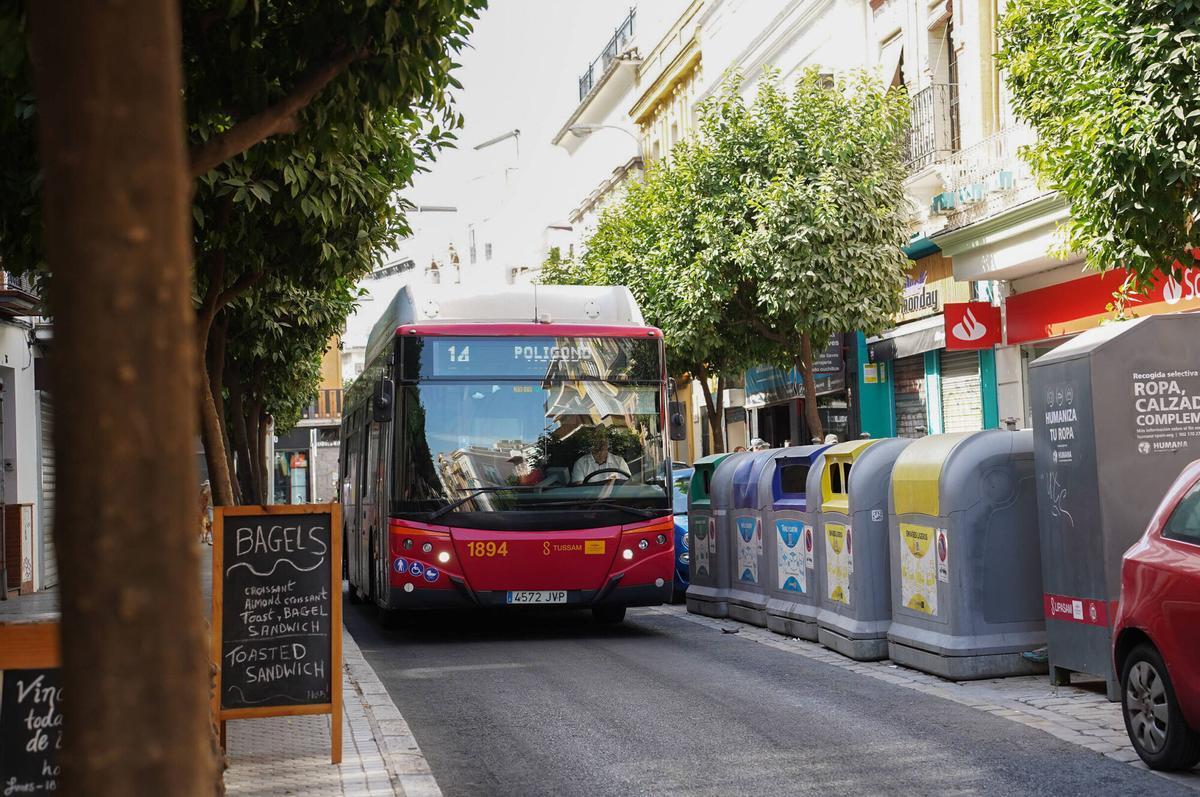Autobús urbano TUSSAM circulando por Sevilla en un día soleado