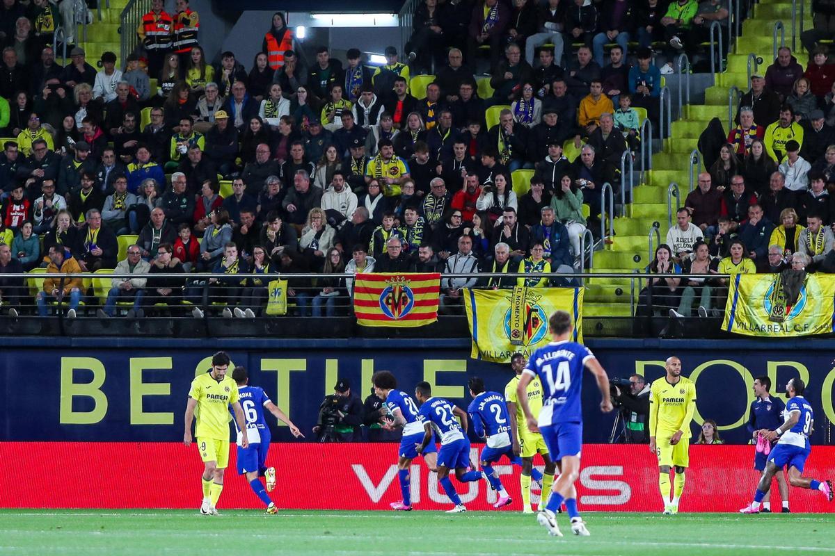 Los jugadores del Atlético celebran el tanto de Axel Witsel en el Estadio de La Cerámca.