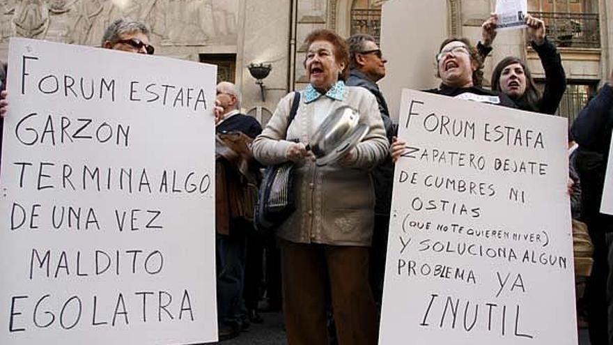 Los manifestantes desplegaron pancartas contra Garzón y Zapatero ayer en Madrid