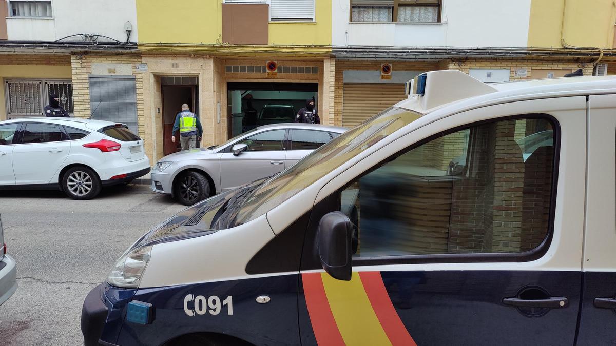 La Policía Nacional investiga el interior de una vivienda.