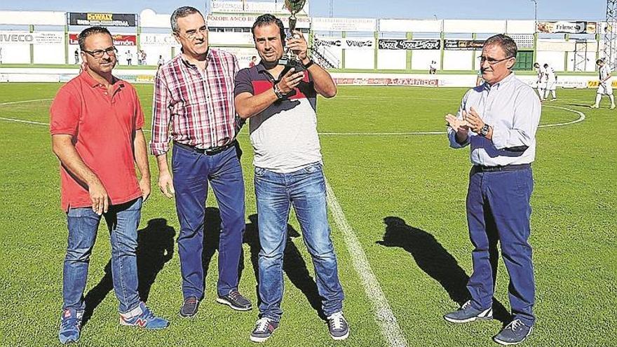 MIGUEL DÍAZ RECIBE EL TROFEO A LA REGULARIDAD DE LA PASADA LIGA QUE CONCEDE LA PEÑA ATLÉTICO DE madrid DE POZOBLANCO