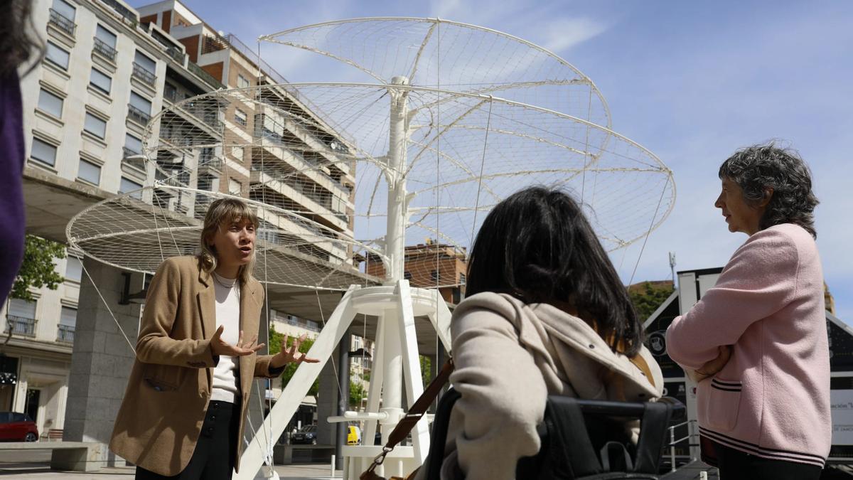 La comisaria de la muestra explica una de las maquetas a escala real