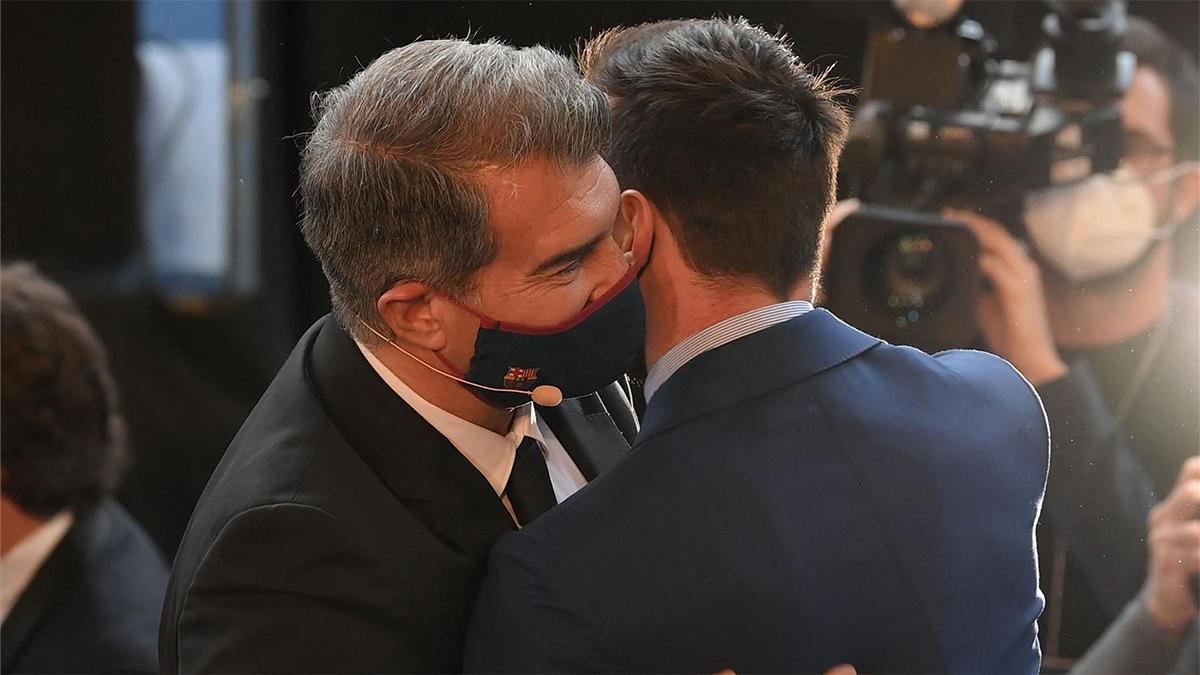 ¡Nueva etapa! El abrazo entre Laporta y Messi antes de que Joan sea investido como presidente del Barça