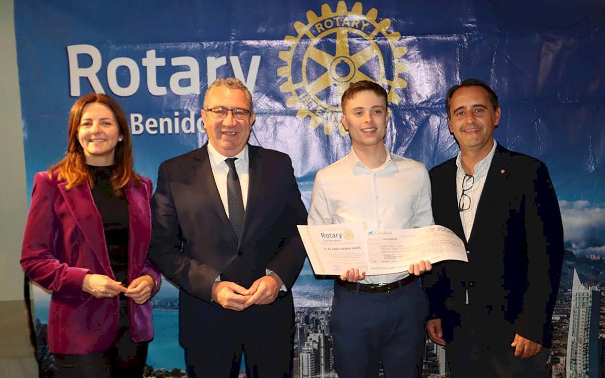 Alvaro Parra, con el diploma del Premio Isidro Cortina del Rotary Club de Benidorm, entre el alcalde y el presidente de la entidad.