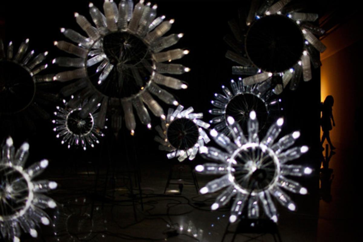 Un visitant camina entre les escultures de la canadenca, Diana Landry, en una exposició d’art a Pequín (Xina).