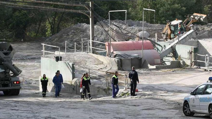 La fábrica de hormigones de Vilar, cuando estaba operativa, durante una inspección policial. // FdV