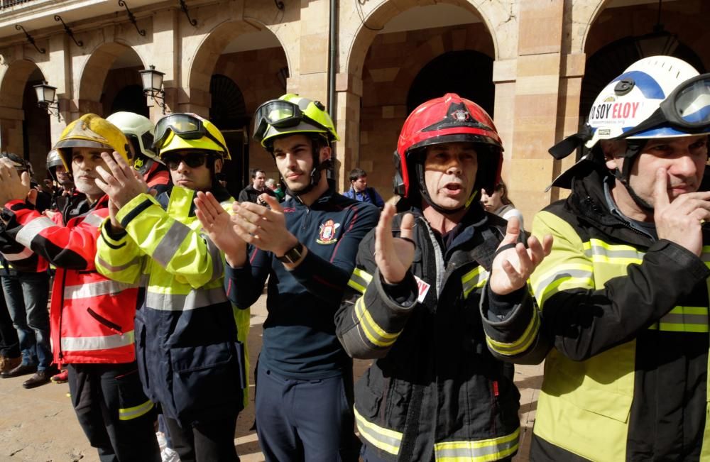 Manifestación de bomberos de toda España en Oviedo por Eloy Palacio