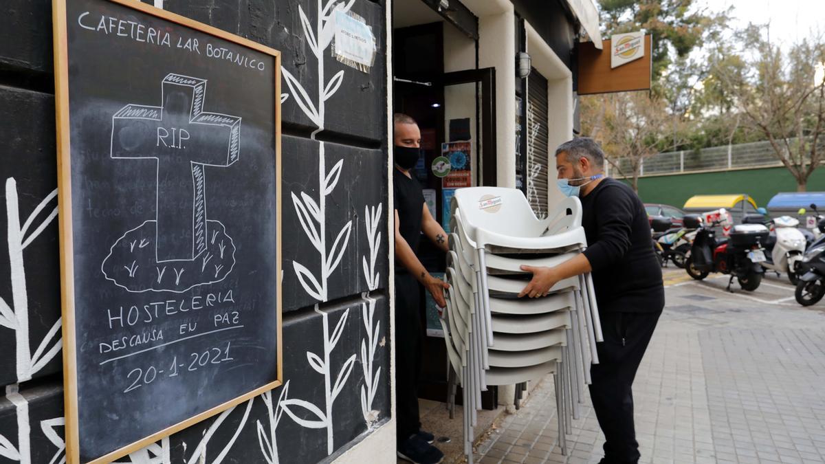 Cierre de bares por las restricciones por el covid. Bar de Juan LLorens con un cartel de entierro de la hosteleria