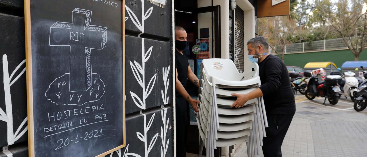 Cierre de bares por las restricciones por el covid. Bar de Juan LLorens con un cartel de entierro de la hosteleria