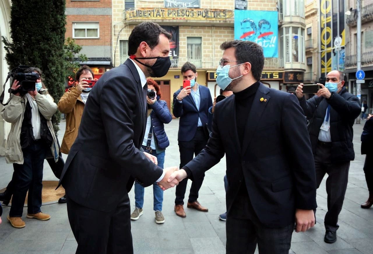 El presidente de la Generalitat, Pere Aragonès, saluda al alcalde de Badalona, Rubén Guijarro.