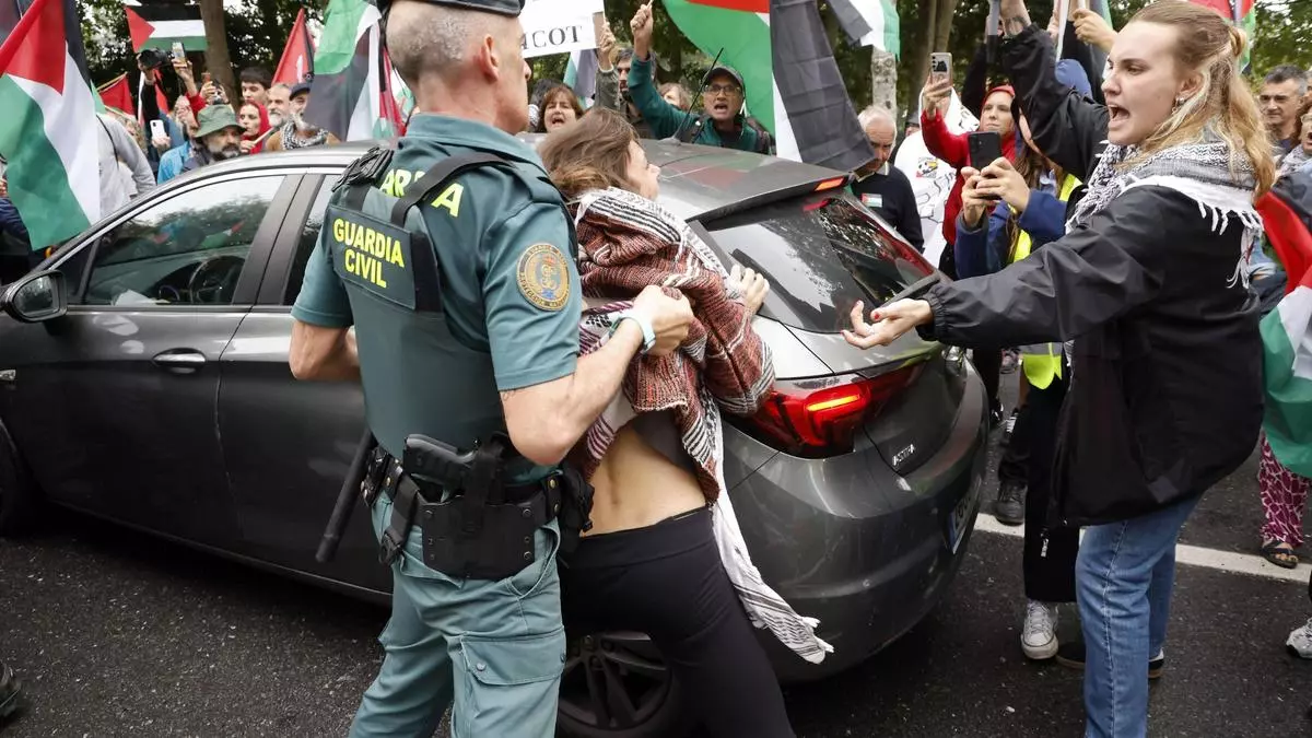 Pie a tierra a las puertas de Mos en La Vuelta: ⁠«No es una guerra, es un genocidio»