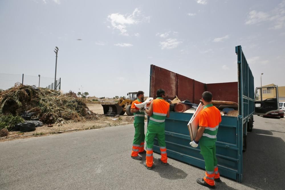 El Ayuntamiento ha encargado un plan de choque de limpieza de urbanizaciones y el centro del casco urbano. Sin contrato, por valor de 117.000 euros mensuales  que se suma a la factura millonaria de 14