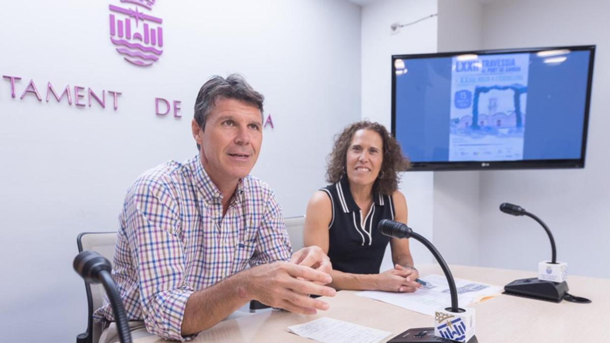 El concejal de Deportes y la presidenta del NiE Gandia, en la presentación de las pruebas de natación