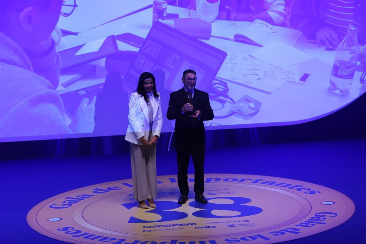Yaissel Sánchez, secretaria Territorial de UGT, entrega el premio a Carlos Llorca, director del Centro de Formación Profesional Canastell de San Vicente.