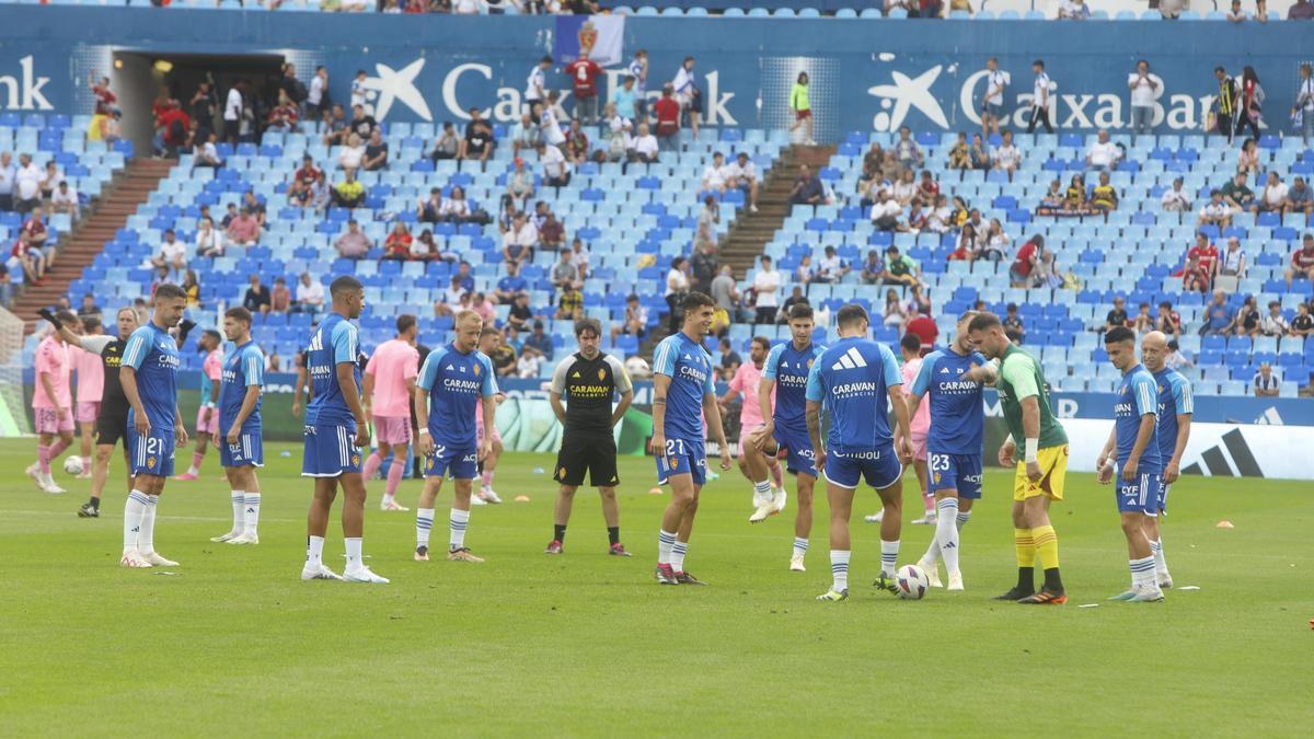 Los jugadores del Real Zaragoza calientan antes del encuentro ante el Eldense