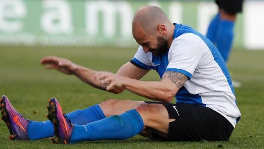 Chechu en el partido ante el Espanyol B. Su ausencia por lesión la acusa mucho el equipo.