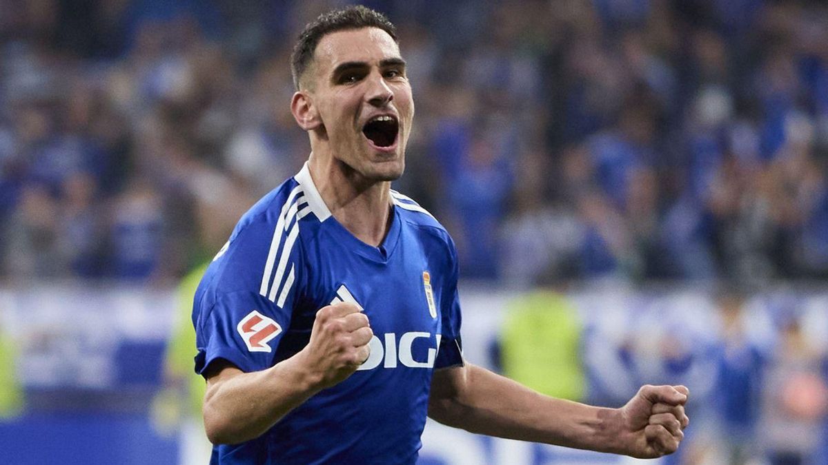 En la imagen de arriba, Dani Calvo celebra el ascenso. Debajo, Raúl Lobaco aplaude a los aficionados. En el círculo, Fernando Villabella, a la izquierda, y Martín Peláez, en Pumarín.  | E. P. / OCB /JUAN PLAZA