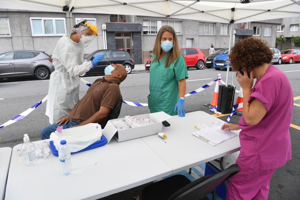 El área sanitaria de A Coruña y Cee instala un punto de 'autocovid' en la parte posterior del centro de salud de O Ventorrillo para facilitar la realización de pruebas PCR.