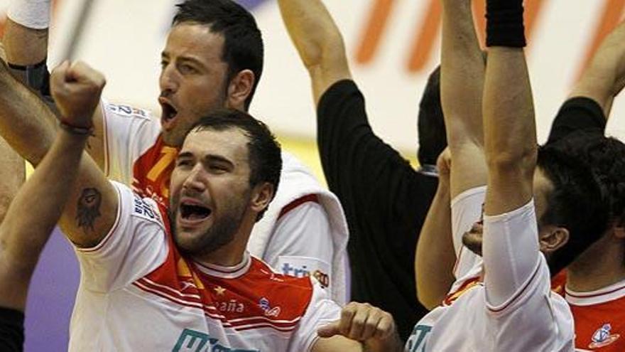 Los jugadores de la selección celebran la victoria sobre Francia.