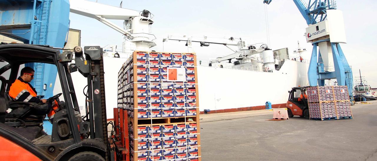 Buque cargando naranjas en el Puerto de Castelló.