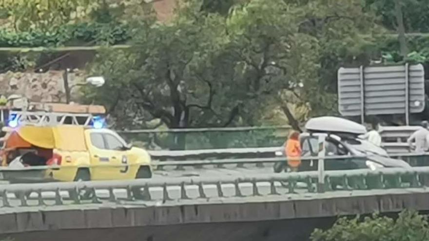 Aparatoso accidente con heridos en el &quot;punto negro&quot; de la variante, a la altura del pabellón de ganados