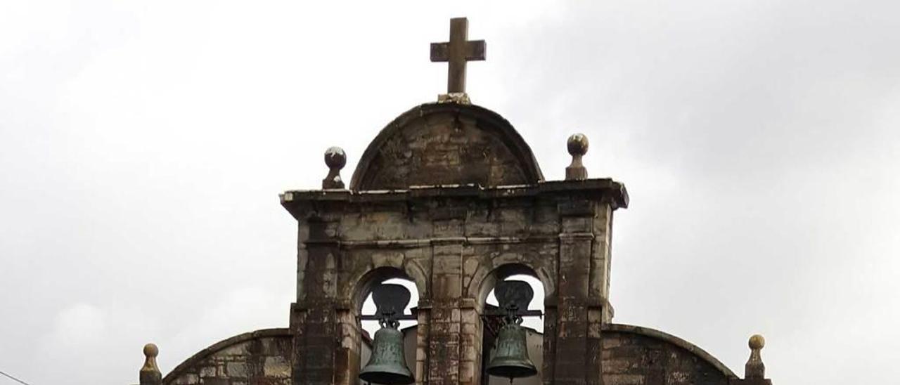 Miguel Dongil y Sánchez, delante de la iglesia de San Juan de Villapañada.